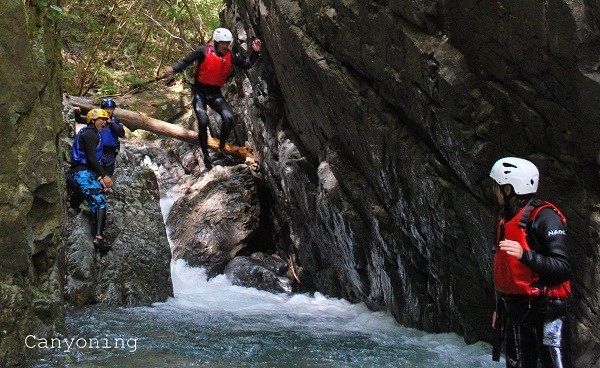 Family canyoning tour down Kinu river