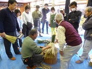 地域の皆さんと一緒に門松をつくります
