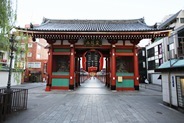 雷門(かみなりもん)。左右には風神・雷神の姿が