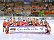 試合終了した選手たちと氷上で集合記念撮影する時には・・・選手とも「ワンチーム」となってますよね♪(画像はイメージです)