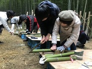 1本の竹を切り分けて「門松」を作ります。竹職人から教わるので女性やお子様でも大丈夫です♪※写真はイメージです。
