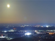 『月』と夜景が幻想的な日もあります♪(画像はイメージ)