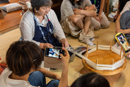 講師や地域の方と交流しながらの体験風景②(画像はイメージ)